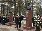 Памятники Михаилу Калашникову и Дмитрию Устинову в Сквере Победы